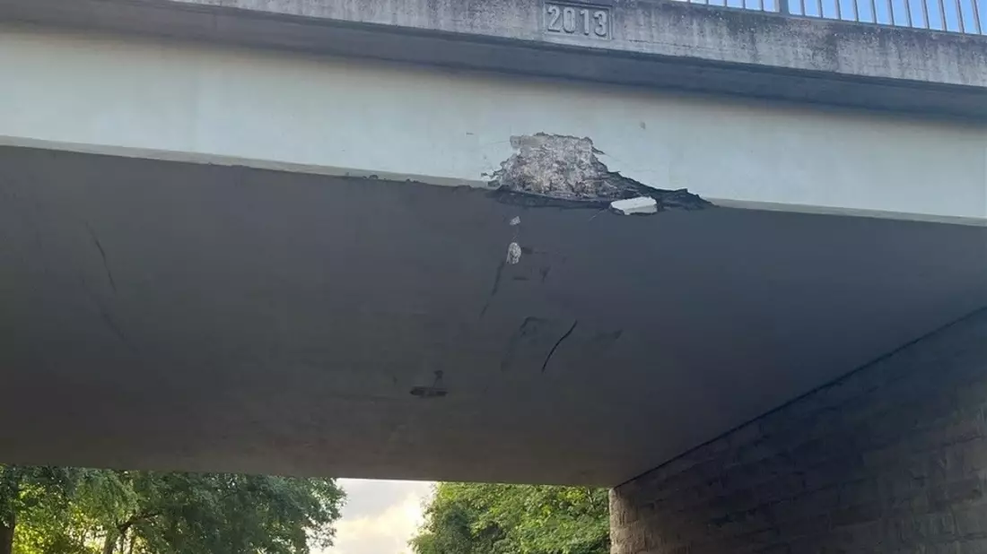 POL-HX: Bagger auf Tieflader rammt Brücke - Bild: presseportal.de