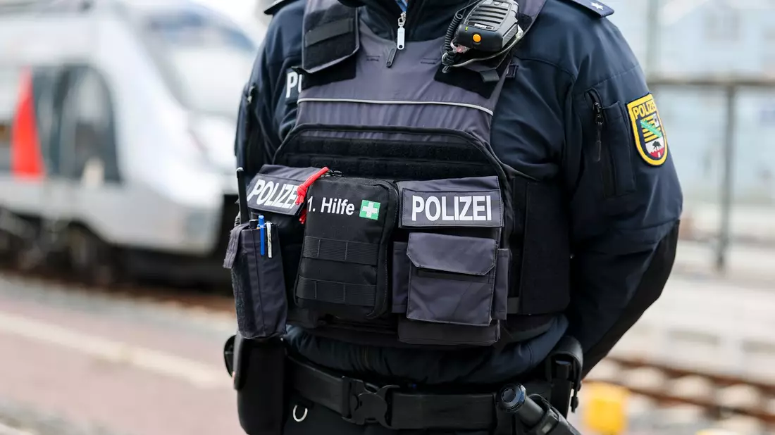 Eine Zugbegleiterin ist von einem Fahrgast angegriffen und im Gesicht verletzt worden. (Archivbild) - Bild: Jan Woitas/dpa