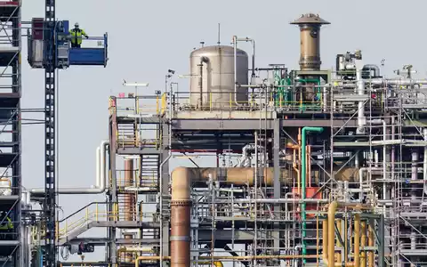Chemieunternehmen warnen vor einem Kostenanstieg durch den europäischen Emissionshandel - Foto: Uwe Anspach/dpa