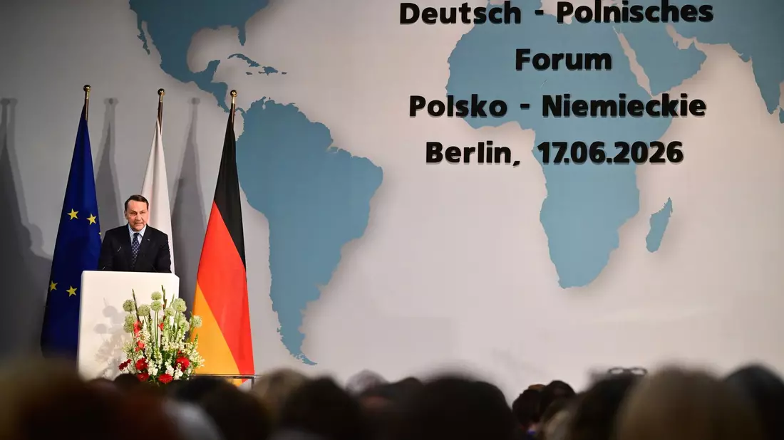 Polens Außenminister Sikorski fordert rasche Hilfe für die letzten Weltkriegsopfer. - Bild: Sebastian Christoph Gollnow/dpa