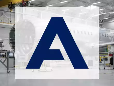 Ein Teil eines Airbus A321neo-Flugzeugrumpfes in einer modernen, gut beleuchteten Fertigungshalle. - Foto: über boerse-global.de