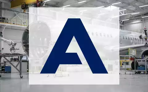 Ein Teil eines Airbus A321neo-Flugzeugrumpfes in einer modernen, gut beleuchteten Fertigungshalle. - Foto: über boerse-global.de