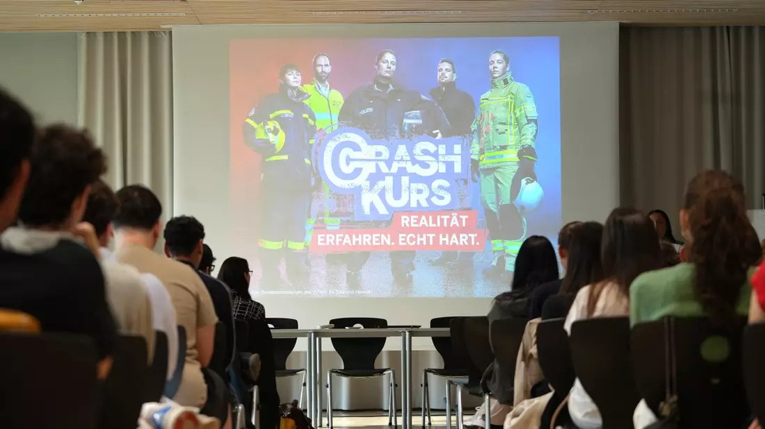 POL-WI: Verkehrspräventionsprogramm CrashKurs am Gymnasium Mosbacher Berg in Wiesbaden - Bild: presseportal.de