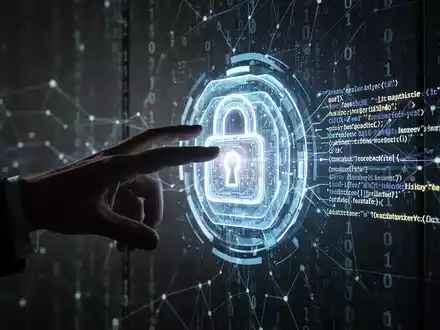 A shadowy hand bypasses a glowing digital lock, symbolizing phishing attacks circumventing multi-factor authentication and passkeys. - Foto: über boerse-global.de