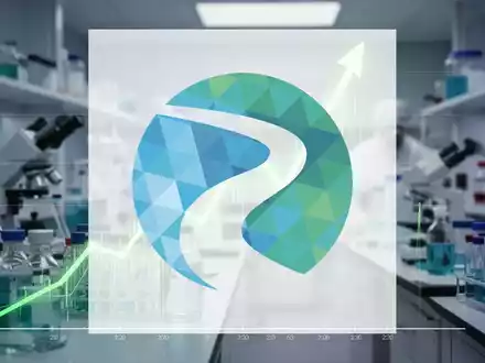 Eine stilisierte, aufwärts gerichtete Börsenkurve mit leuchtendem Höhepunkt über einem verschwommenen Pharmaforschungslabor. - Foto: über boerse-global.de