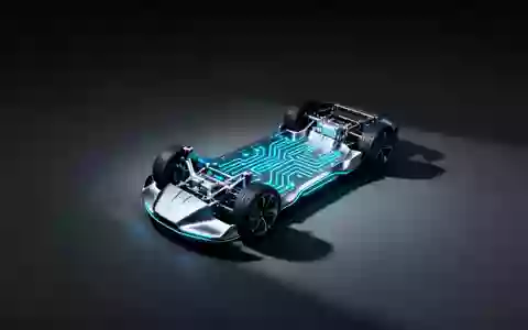 Ein futuristisches Automobil-Chassis mit subtilen KI-Schaltkreismustern, das Innovation in Elektrofahrzeugen darstellt. - Foto: über boerse-global.de