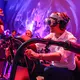 Ein wilder Ritt bei der Gamescom 2024: Hendrik Wüst auf einem «Drachen», genauer gesagt mit virtueller Brille auf einem schwankenden Gestell. - Bild: Oliver Berg/dpa