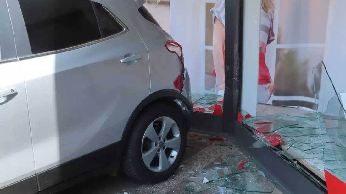 POL-STD: Himmelpforten: Irrfahrt auf Parkplatz endet im Schaufenster - Bild: presseportal.de