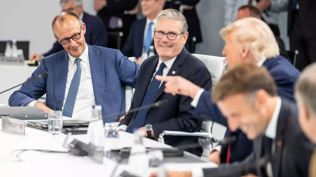 Die USA - mit Präsident Trump am Tisch - arbeiteten wieder mehr miteinander.  - Bild: Michael Kappeler/dpa-Pool/dpa