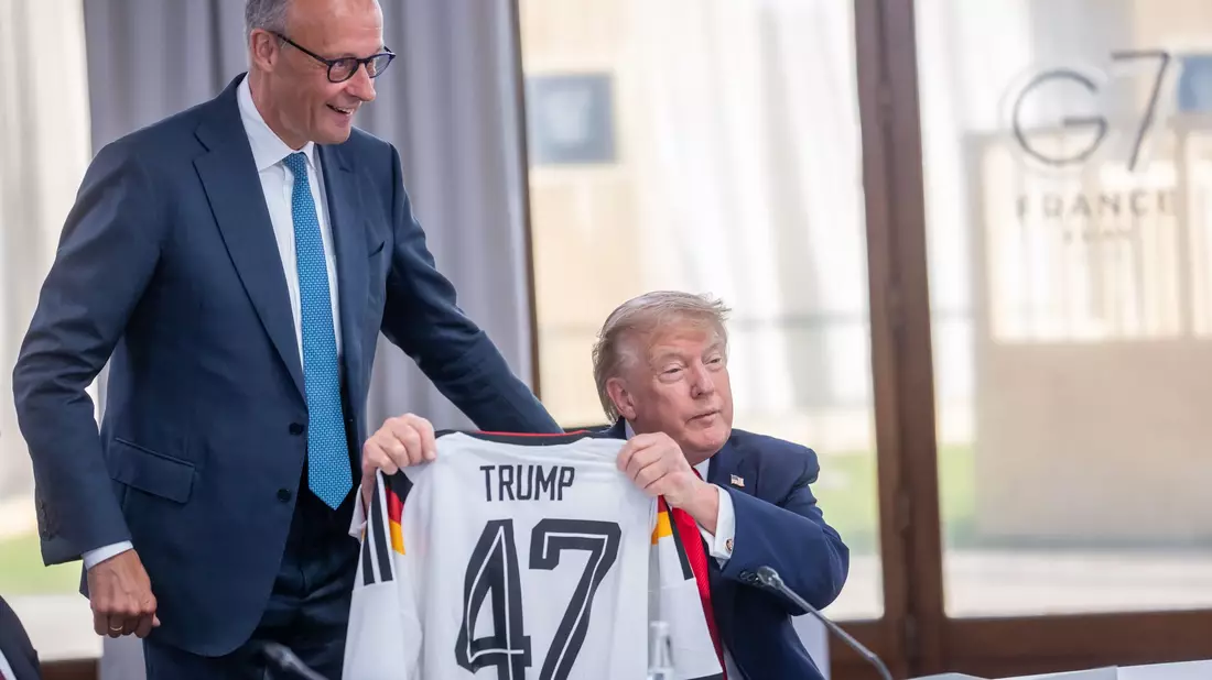 So richtig happy ist Trump mit seinem Geschenk offensichtlich nicht. - Bild: Michael Kappeler/dpa-Pool/dpa