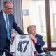 So richtig happy ist Trump mit seinem Geschenk offensichtlich nicht. - Bild: Michael Kappeler/dpa-Pool/dpa