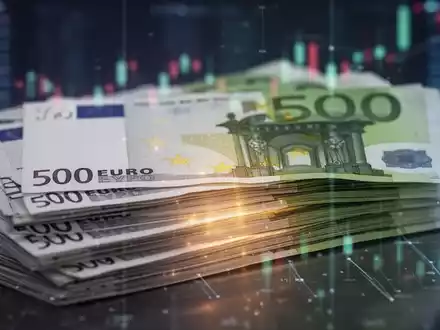 Nahaufnahme eines Stapels Euro-Banknoten, die Wert und Investition symbolisieren, mit unscharfem Finanzhintergrund. - Foto: über boerse-global.de