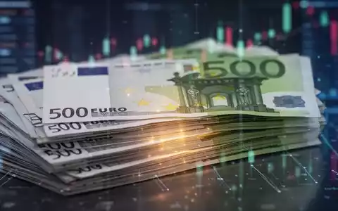 Nahaufnahme eines Stapels Euro-Banknoten, die Wert und Investition symbolisieren, mit unscharfem Finanzhintergrund. - Foto: über boerse-global.de