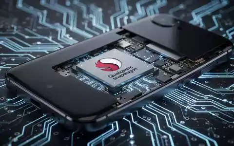A close-up of a modern smartphone, partially open to show an internal Snapdragon chip and glowing circuitry. - Foto: über boerse-global.de