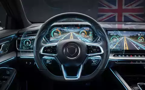 A futuristic steering wheel with digital screens and holographic projections, symbolizing automated vehicle safety regulations in the UK. - Foto: über boerse-global.de