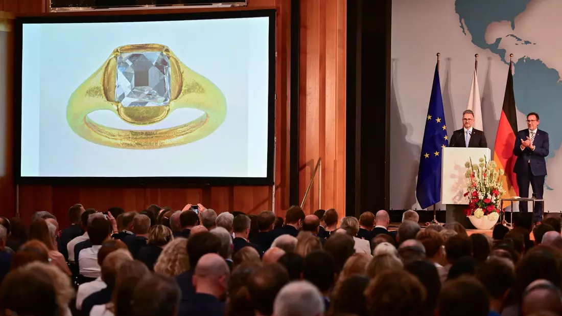 Ein wertvoller Ring, geraubt im Zweiten Weltkrieg, kehrte nach Polen zurück. - Bild: Sebastian Christoph Gollnow/dpa
