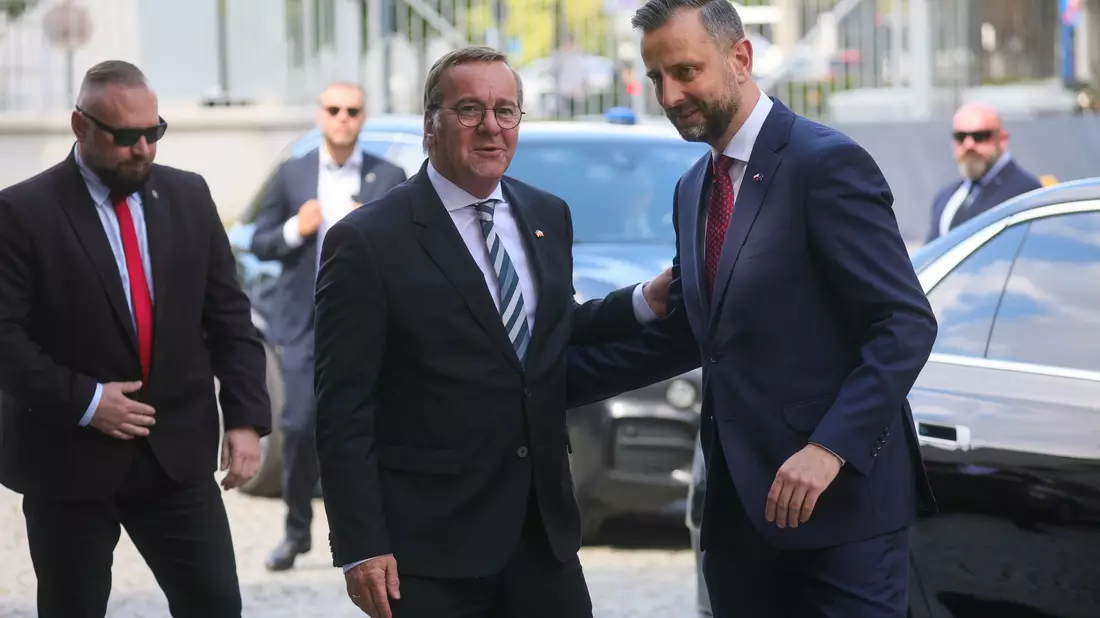 Pistorius und Kosiniak-Kamysz unterzeichneten das Militärabkommen. - Bild: Leszek Szymanski/PAP/dpa