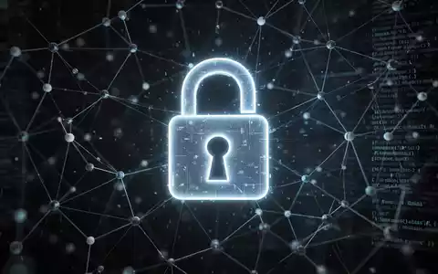 Ein stilisiertes, leuchtendes Vorhängeschloss-Symbol über einem dunklen, abstrakten Hintergrund aus digitalen Knoten und Linien, das ein sicheres Netzwerk darstellt. - Foto: über boerse-global.de