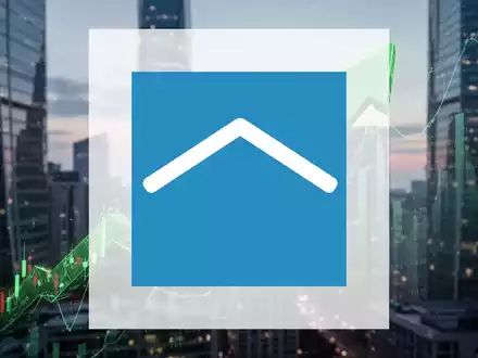 Eine stilisierte grüne Pfeilgrafik, die einen Aufwärtstrend anzeigt, vor dem Hintergrund einer unscharfen modernen Finanzlandschaft bei Dämmerung. - Foto: über boerse-global.de