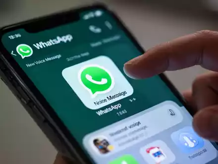 Ein Smartphone-Bildschirm mit dem WhatsApp-Interface und einem neuen Sprachnachrichten-Widget auf dem Startbildschirm. - Foto: über boerse-global.de