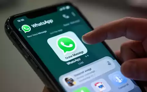 Ein Smartphone-Bildschirm mit dem WhatsApp-Interface und einem neuen Sprachnachrichten-Widget auf dem Startbildschirm. - Foto: über boerse-global.de