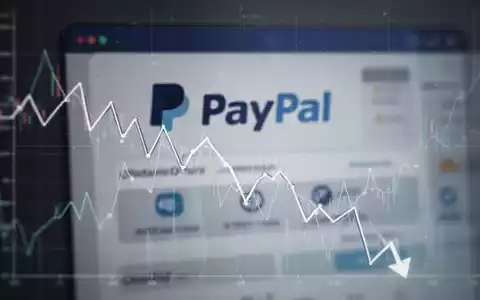 A stylized image showing a downward-trending financial chart with a blurred fintech interface in the background, symbolizing corporate restructuring. - Foto: über boerse-global.de
