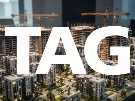 Ein Modell einer modernen Stadt mit vielen Wohngebäuden im Bau und Kränen, das einen Mangel an Wohneinheiten symbolisiert. - Foto: über boerse-global.de