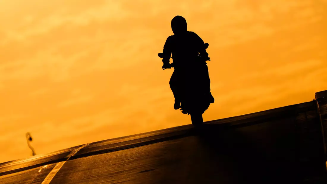 Ein verurteilter Mörder ist bei einem begleiteten Freigang mit einem Motorrad geflohen. (Symbolbild) - Bild: Julian Stratenschulte/dpa