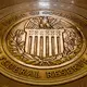 Die US-Notenbank hält den Leitzins stabil. (Archivbild) - Bild: Andrew Harnik/AP/dpa