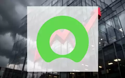 Ein roter, nach unten zeigender Pfeil über einem modernen Bürogebäude, der einen starken Kursrückgang symbolisiert. - Foto: über boerse-global.de