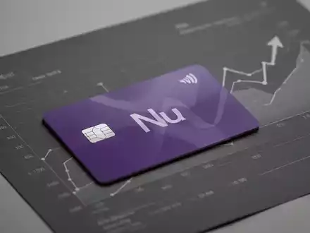 Eine einzelne violette Kreditkarte auf einem dunklen Finanzdokument mit einem dezenten Abwärtspfeil im Hintergrund. - Foto: über boerse-global.de