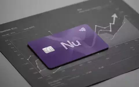 Eine einzelne violette Kreditkarte auf einem dunklen Finanzdokument mit einem dezenten Abwärtspfeil im Hintergrund. - Foto: über boerse-global.de