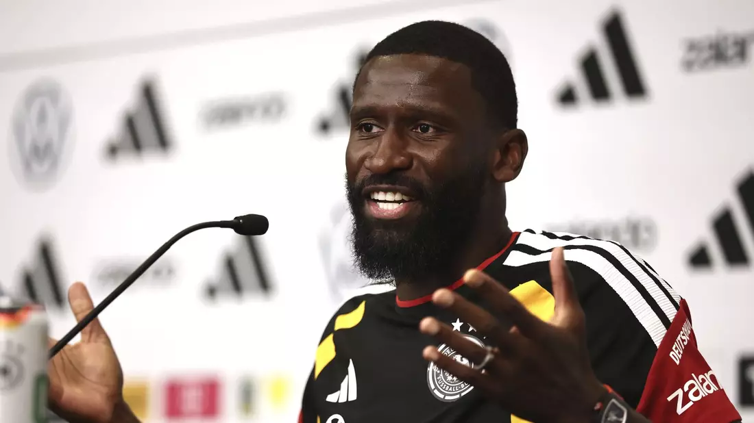 Antonio Rüdiger spricht sich für Gelassenheit im Umgang mit dem Gebet von Kollege Felix Nmecha aus.  - Bild: Christian Charisius/dpa