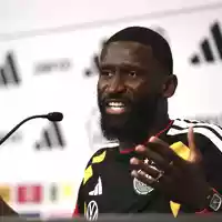 Antonio Rüdiger spricht sich für Gelassenheit im Umgang mit dem Gebet von Kollege Felix Nmecha aus.  - Foto: Christian Charisius/dpa