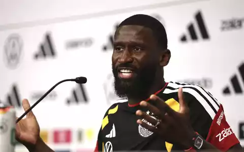 Antonio Rüdiger spricht sich für Gelassenheit im Umgang mit dem Gebet von Kollege Felix Nmecha aus.  - Foto: Christian Charisius/dpa