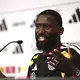 Antonio Rüdiger spricht sich für Gelassenheit im Umgang mit dem Gebet von Kollege Felix Nmecha aus.  - Bild: Christian Charisius/dpa