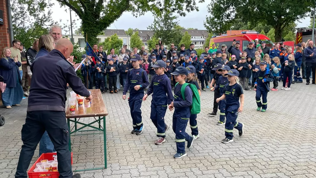 FW Lehrte: 231 Kinder und Jugendliche feiern die Jubiläen der Kinder- und Jugendfeuerwehr Ahlten - Bild: presseportal.de