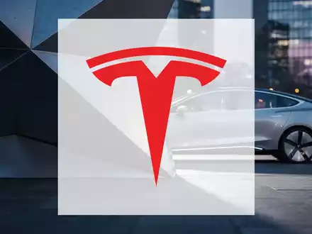 Ein futuristisches Robotaxi, teilweise von einer großen, abstrakten metallischen Barriere verdeckt, die eine Blockade symbolisiert. - Foto: über boerse-global.de