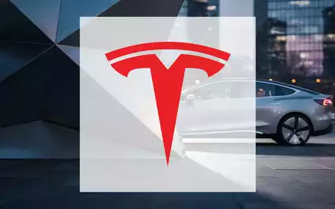 Ein futuristisches Robotaxi, teilweise von einer großen, abstrakten metallischen Barriere verdeckt, die eine Blockade symbolisiert. - Foto: über boerse-global.de