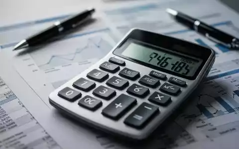 Ein Taschenrechner zeigt Zahlen mit unscharfen Finanzdokumenten und einem Stift im Hintergrund, der Finanzberechnungen und Gesetzesänderungen symbolisiert. - Foto: über boerse-global.de