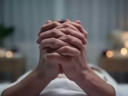 Nahaufnahme von Händen, die fest zusammengehalten werden, mit einem ruhigen, unscharfen Hintergrund, der Entspannung symbolisiert. - Foto: über boerse-global.de