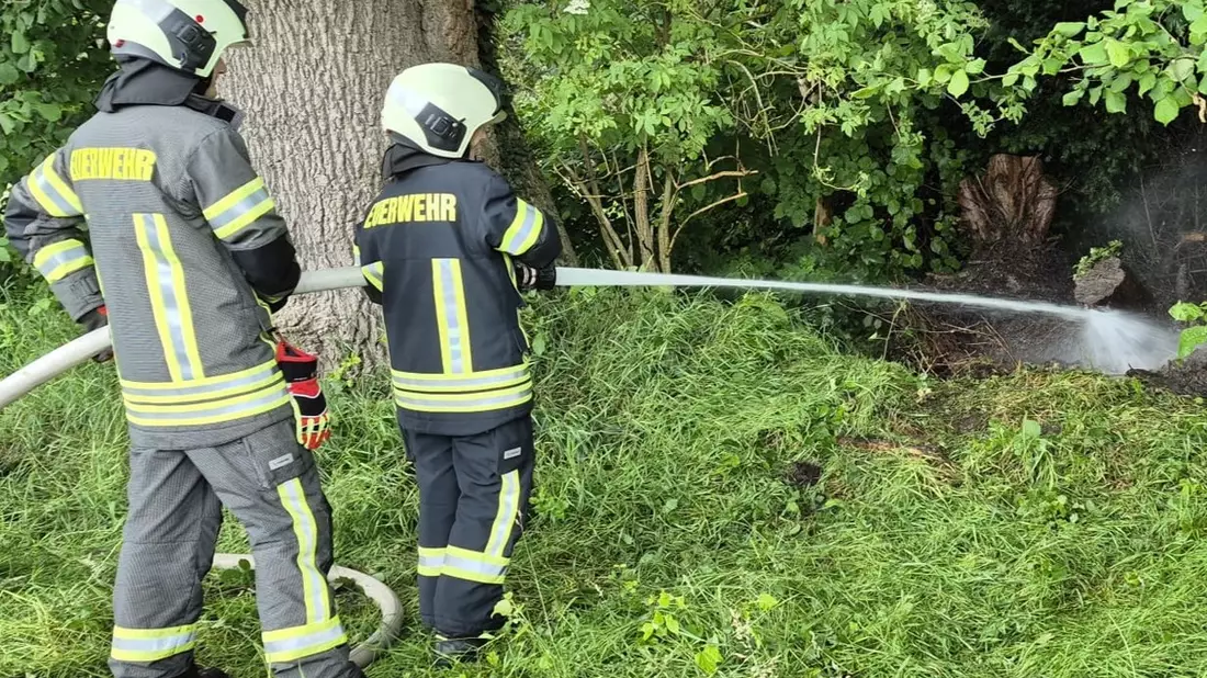 FW-AUR: Brennender Haufen - Bild: presseportal.de