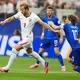Zwei Ausnahme-Fußballer im Zweikampf: Harry Kane (l) und Luka Modric. - Bild: Tony Gutierrez/AP/dpa