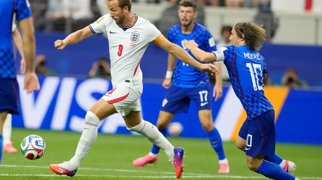 Zwei Ausnahme-Fußballer im Zweikampf: Harry Kane (l) und Luka Modric. - Bild: Tony Gutierrez/AP/dpa