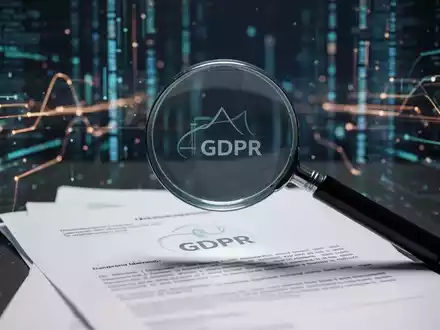 Ein Vergrößerungsglas über einem juristischen Dokument, das die Prüfung der Einhaltung der DSGVO-Rechenschaftspflicht symbolisiert. - Foto: über boerse-global.de