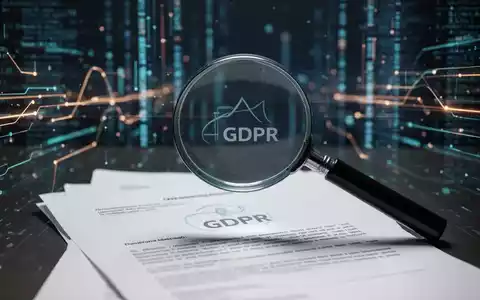 Ein Vergrößerungsglas über einem juristischen Dokument, das die Prüfung der Einhaltung der DSGVO-Rechenschaftspflicht symbolisiert. - Foto: über boerse-global.de