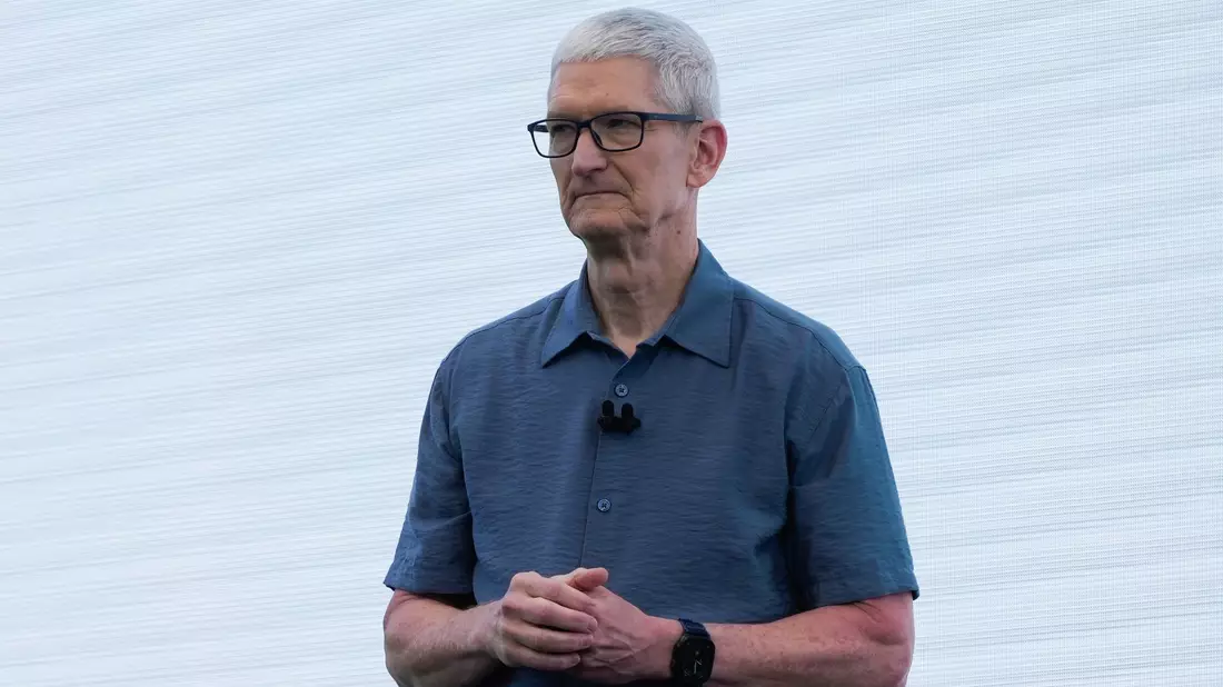 Apple-Chef Tim Cook zufolge kann der iPhone-Konzern Kunden nicht mehr wie bisher Kunden von Preiserhöhungen bei Bauteilen abschirmen. (Archivbild) - Bild: Jeff Chiu/AP/dpa