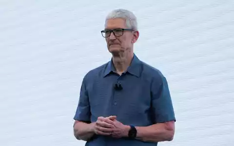 Apple-Chef Tim Cook zufolge kann der iPhone-Konzern Kunden nicht mehr wie bisher Kunden von Preiserhöhungen bei Bauteilen abschirmen. (Archivbild) - Foto: Jeff Chiu/AP/dpa