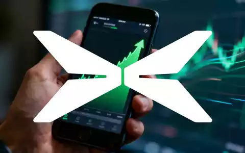 Eine Hand hält ein Smartphone mit einer Aktienmarkt-App, im Hintergrund verschwommene digitale Muster. - Foto: über boerse-global.de