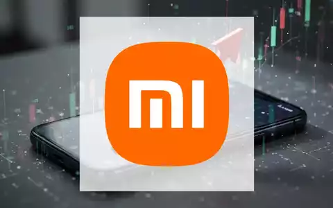 Ein fallender Pfeil durchdringt einen Smartphone-Bildschirm, der den Rückgang des Xiaomi-Aktienkurses symbolisiert. - Foto: über boerse-global.de